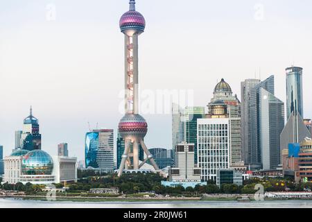 Am frühen Abend auf dem Bund, Wahrzeichen von Shanghai, Dämmerung, Oriental Pearl Tower, Pudong, Shanghai, China, Asien Stockfoto