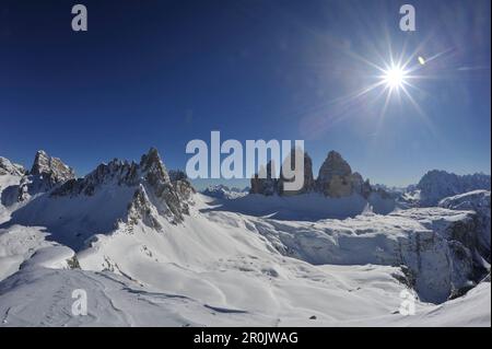 Blick vom Gipfel des Toblinger Knot nach Paternkofel und Three Peaks, Sexten Dolomiten, Südtirol, Italien Stockfoto