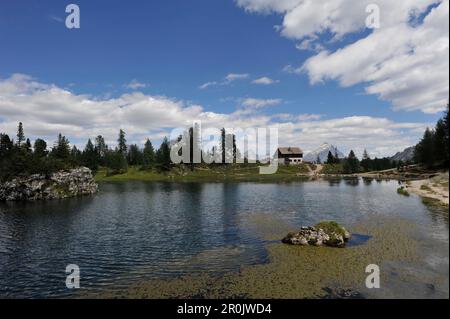 Rifugio Croda da Lago mit See Federa, Blick auf Marmarole Group, Dolomiten, Südtirol, Italien Stockfoto