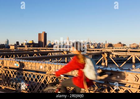 Radfahrer auf der Brooklyn Bridge, Blick auf das Empire State Building, Manhattan, New York City, USA, Amerika Stockfoto