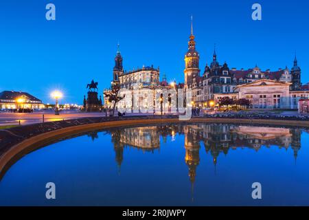 Blick vom Theaterplatz mit der Reiterstatuette von König Johann von Sachsen in Richtung Hofkirche und Residenzschloss, Dresden, Sachsen, Deutschland Stockfoto