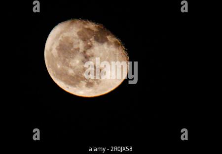 Nablus, Palästina. 08. Mai 2023. Ein Blick auf den Mond am Himmel der Stadt Nablus im besetzten Westjordanland. Kredit: SOPA Images Limited/Alamy Live News Stockfoto