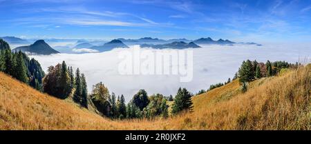 Panorama mit Nebel im Tal des Inn und Blick auf Kranzhorn, Pendling, Bruennstein, Spitzing, Asten und Wendelstein, Blick von Heuberg, Heube Stockfoto