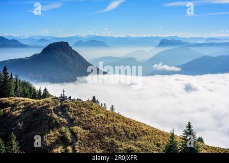 Mehrere Personen stehen auf dem Gipfel von Heuberg, Nebel im Inn-Tal, Kranzhorn und Pendling im Hintergrund, Blick von Wasserwand, Wasserwand, Heuberg, Stockfoto