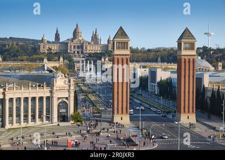 Venezianischen Türmen an der Plaça d'Espanya und dem Nationalen Kunstmuseum von Katalonien, Barcelona, Spanien Stockfoto