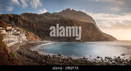 Ferieneinrichtungen und Restaurants in der Rocky Bay Playa de Alojera, La Gomera, Kanarische Inseln, Spanien, Langzeitaufnahme Stockfoto