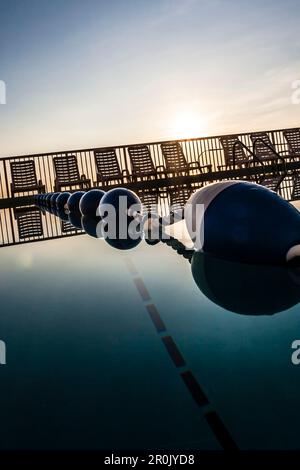 Pool mit Stoppseil und Liegestühlen im Hintergrund vor Sonnenaufgang, Daytona Beach, Florida, USA Stockfoto