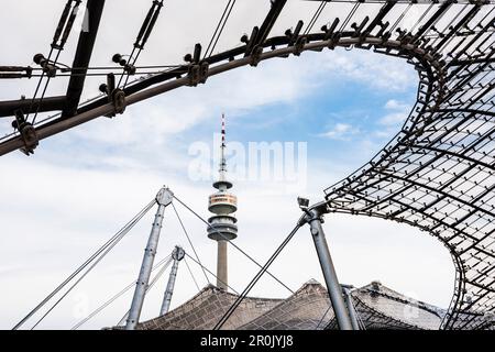 Blick durch das berühmte Dach des Olympiastadions am Olympiaturm im Olympiapark, München, Bayern, Deutschland Stockfoto