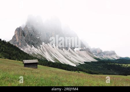 Nebeliger Morgen im Val di Funes, im Hintergrund der Berg Villnoesser Geisler, Dolomiten, UNESCO-Weltkulturerbe, Südtirol, Italien Stockfoto