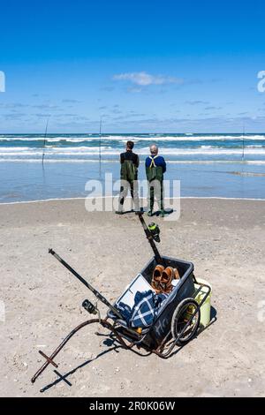 Zwei Angler am Strand warten auf den großen Fang aus der Nordsee, Juist, Schleswig Holstein, Deutschland Stockfoto