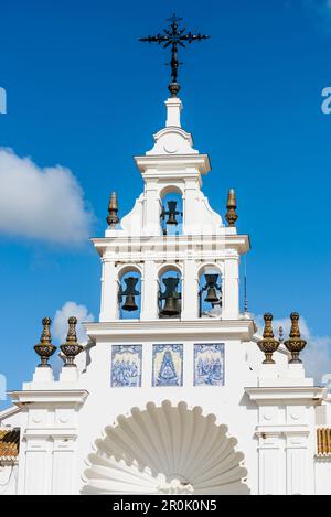 Die Kathedrale in der Wallfahrt Place El Rocío direkt im Nationalpark Coto de Donana, El Rocio, Almonte, Huelva, Spanien Stockfoto