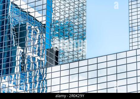 Die glasfassade eines von vielen modernes Bürogebäude im Stadtzentrum, Rotterdam, Niederlande Stockfoto