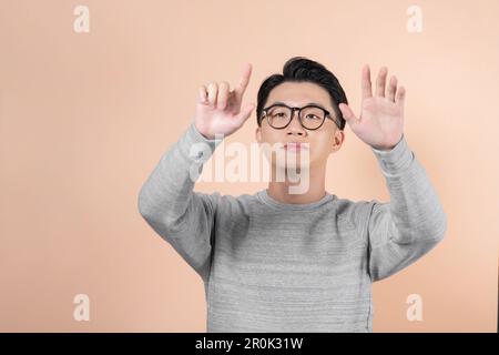 Unternehmer, die einen imaginären Knopf Stockfoto