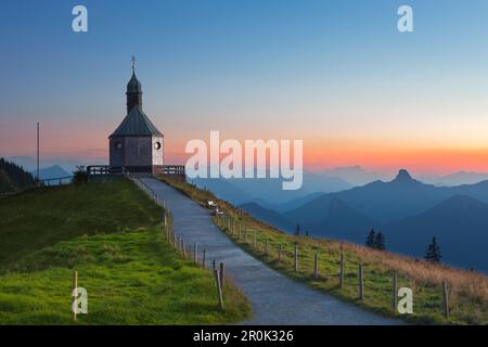 Kapelle am Wallberg, Blick auf die Bayerischen Alpen mit dem markanten Gipfel des Roßstein/Buchstein, in der Nähe von Rottach-Egern am Tegernsee, Mangfallgebirge, Bava Stockfoto