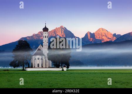 Wallfahrtskirche St. Coloman, Blick auf die Tannheimer Berge, Allgäuer Alpen, Allgäu, Bayern, Deutschland Stockfoto