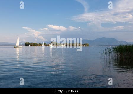 Blick auf den Chiemsee mit Fraueninsel, in der Nähe von Gstadt, Bayern, Deutschland Stockfoto