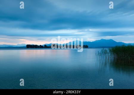 Blick auf den Chiemsee mit Fraueninsel, in der Nähe von Gstadt, Bayern, Deutschland Stockfoto