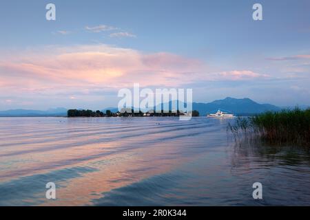 Blick auf den Chiemsee mit Fraueninsel, in der Nähe von Gstadt, Bayern, Deutschland Stockfoto