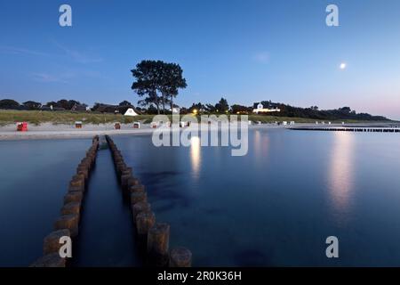 Haus mit Reetdach in der Nähe von Ahrenshoop, Fischland, Mecklenburg-Vorpommern, Deutschland Stockfoto