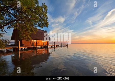 Bootshaus am Schweriner See bei Sonnenuntergang, Mecklenburg-Seengebiet, Mecklenburg-Vorpommern, Deutschland Stockfoto