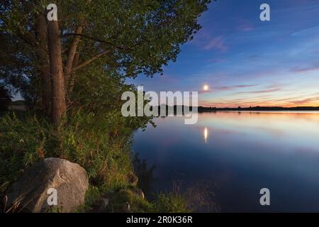 Mondreflexionen im Schweriner See, Mecklenburg-Seengebiet, Mecklenburg-Vorpommern Stockfoto