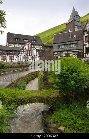 Muenzbach rivulet, Gästehaus im Malerwinkel, Steeger-Tor im Hintergrund, Bacharach, Rhein, Rheinland-Pfalz, Deutschland Stockfoto