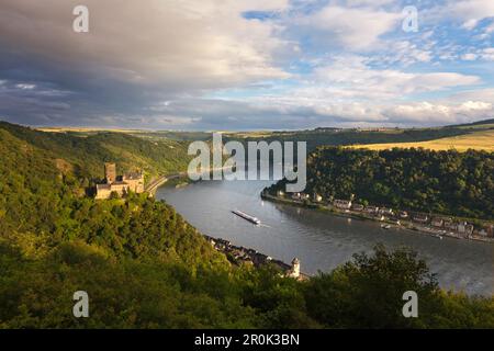 Blick vom Wanderweg Rheinsteig über das Schloss Katz nach Loreley, in der Nähe von St. Goarshausen, Rhein, Rheinland-Pfalz, Deutschland Stockfoto