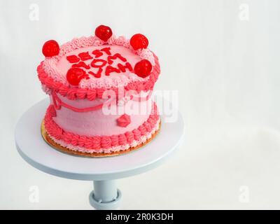 Roter Frostkuchen zum Muttertag mit lustigem Text, der die beste mom evah auf weißem Studiohintergrund kratzt Stockfoto