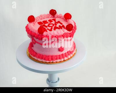 Roter Frostkuchen zum Muttertag mit lustigem Text, der die beste mom evah auf weißem Studiohintergrund kratzt Stockfoto