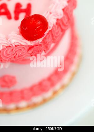 Roter Frostkuchen zum Muttertag mit lustigem Text, der die beste mom evah auf weißem Studiohintergrund kratzt Stockfoto