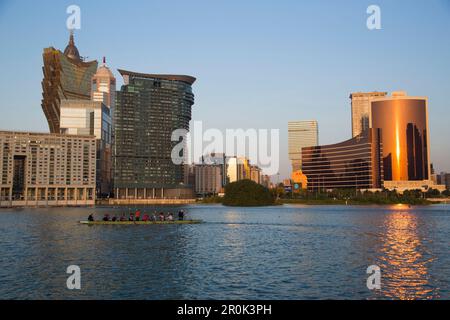 Leute im Ruderboot am Nam Van Lake mit Skyline, Macau, Macau, China Stockfoto
