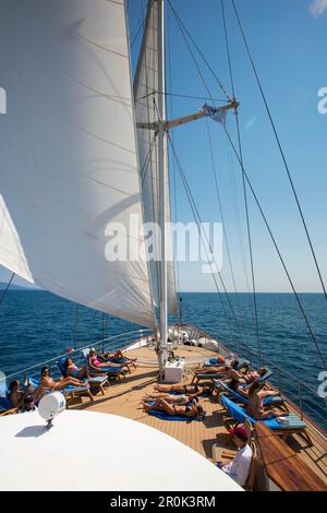 Passagiere entspannen sich an Deck des Motorsegelschiffes M/S Panorama (Variety Cruises), Adria, in der Nähe von Albanien Stockfoto
