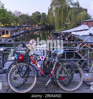 Clubs am Spree-Kanal, Freischwimmer, Club der Musik, Strandbar, Kreuzberg, Berlin Stockfoto