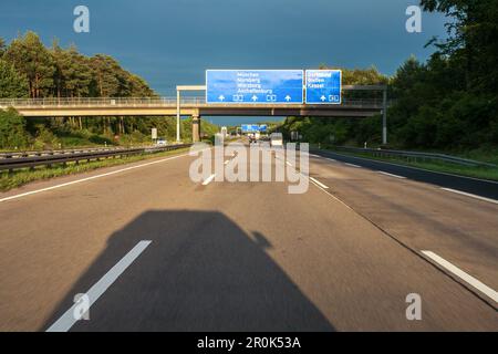 Deutsche Autobahn, Beschilderung, Schilder, Tagsüber, Schatten, Autobahn, Autobahn, Autobahn, Geschwindigkeit, Geschwindigkeitsbegrenzung, Verkehr, Infrastruktur, Deutschland Stockfoto