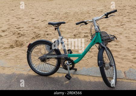 Beryl Bike parkte im April an der Promenade am Bournemouth Beach, Dorset UK Stockfoto