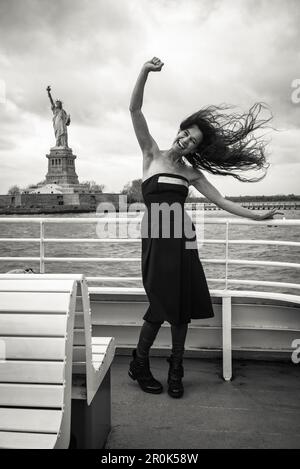 Frau vor der Freiheitsstatue, New York City, New York, USA Stockfoto