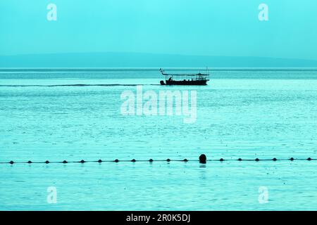 Silhouette des Segelboots in der Kvarner-Bucht der Adria am Sommermorgen, selektiver Fokus Stockfoto