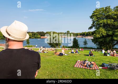 Einheimische und Touristen vor dem See im Stadtpark Hamburg Stockfoto