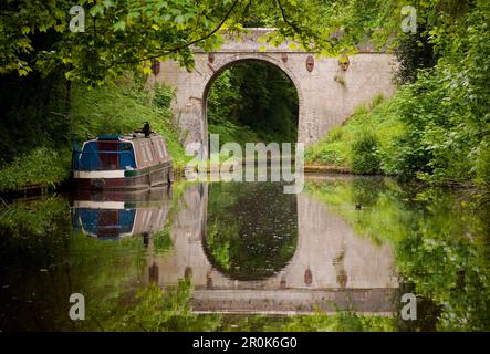 Festgemachte Schmalbootte in der Nähe der Avenue Bridge am Shropshire Union Canal, Staffordshire, England, Großbritannien Stockfoto