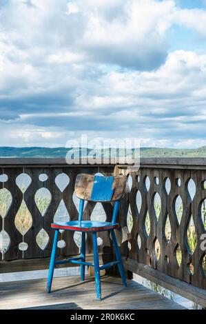 Alter Stuhl auf der Veranda an der Grenze zum Siljansee, Solleron, Dalarna, Schweden Stockfoto