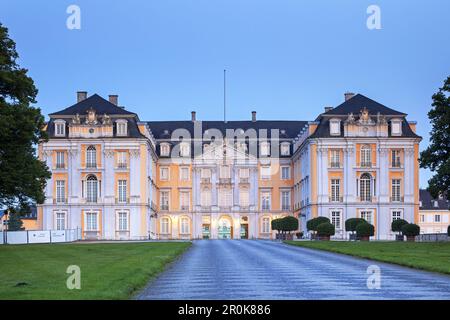 Westliche Blick auf Schloss Augustusburg in Brühl, Mittelrheintal, Nordrhein-Westfalen, Deutschland, Europa Stockfoto