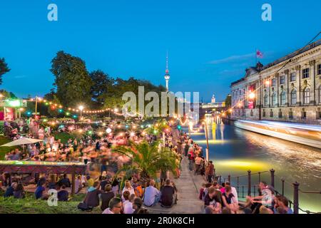 In der Strandbar in der Nähe der Spree und des Bode Museums, Berlin, tanzen Leute Stockfoto