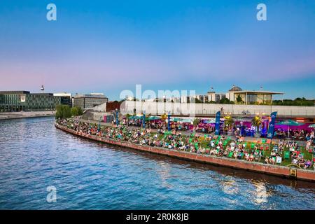 Strandbar Capital Strand entlang der Spree, Regierungsviertel, Berlin, Deutschland Stockfoto