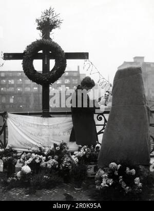 Original-Bildunterschrift: Vor dem neuen Mahnmal an der Oberbaumbrücke in Kreuzberg, das am kommenden Sonnabend enthüllt wird, gedachten 'Durchgekommene' der drei während der Flucht umgekommenen Flüchtlinge von jenseit der Schandmauer, zu deren Gedenken das Mahnmal aus Spenden der Kreuzberger Bevölkerung (über DM 2000,-) Bekanntlich gelange es einem 25jährigen Ehepaar aus Ostberlin am 7. November mit einem auf dem Dach Wartburg-Wagens festgebundenen Kranz, die Vopos am Ausländer-Übergang Friedrichstraße/Ecke Kochstraße zu täuschen. Die Vopos nehmen an diesem sehr stre Stockfoto