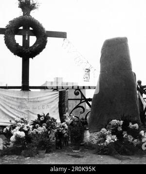 Original-Bildunterschrift: Vor dem neuen Mahnmal an der Oberbaumbrücke in Kreuzberg, das am kommenden Sonnabend enthüllt wird, gedachten 'Durchgekommene' der drei während der Flucht umgekommenen Flüchtlinge von jenseit der Schandmauer, zu deren Gedenken das Mahnmal aus Spenden der Kreuzberger Bevölkerung (über DM 2000,-) Bekanntlich gelange es einem 25jährigen Ehepaar aus Ostberlin am 7. November mit einem auf dem Dach Wartburg-Wagens festgebundenen Kranz, die Vopos am Ausländer-Übergang Friedrichstraße/Ecke Kochstraße zu täuschen. Die Vopos nehmen an diesem sehr stre Stockfoto