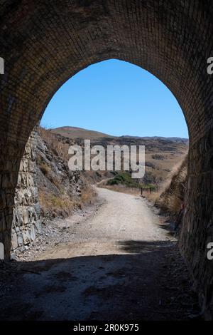 Tunnel auf dem Central Otago Rail Trail, in der Nähe von Hyde, Otago, South Island, Neuseeland Stockfoto