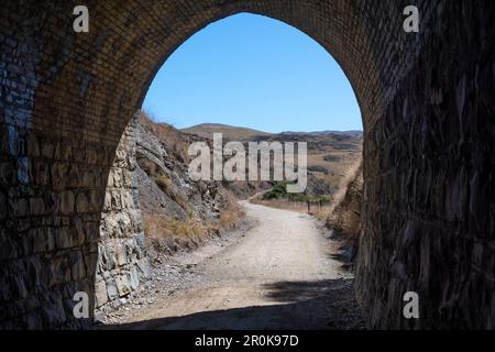 Tunnel auf dem Central Otago Rail Trail, in der Nähe von Hyde, Otago, South Island, Neuseeland Stockfoto