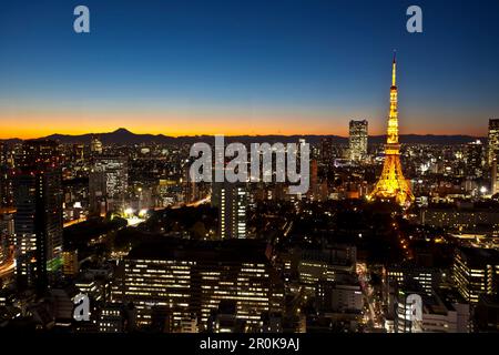 Mt. Fuji, Roppongi und Tokyo Tower nach Sonnenuntergang vom World Trade Center Building, Hamamatsucho, Minato-ku, Tokio, Japan aus gesehen Stockfoto