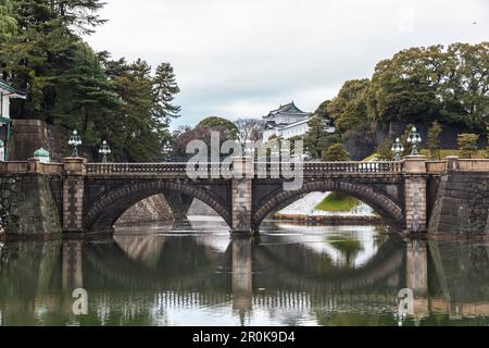 Nijubashi-Brücke und Fushimi-Yagura-Turm mit Schnee im Garten des Kaiserpalastes, Chiyoda-ku, Tokio, Japan Stockfoto