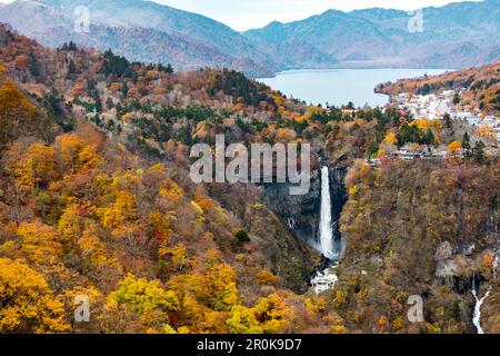 Nikko Kegon Wasserfall und See Chuzenji bunt im Herbst, Nikko, Präfektur Tochigi, Japan Stockfoto